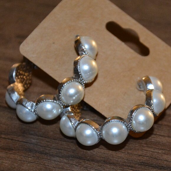 ✨ Elegant Pearl Hoop Earrings – NWOT ✨ - Picture 1 of 2